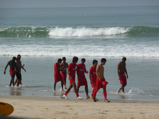 Indische Fussballmanschaft? Nein,  Rettungsschwimmer von Goa's Straenden