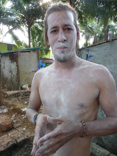 Sadhu Oli. Kein hinduistisches Reinigungsritual, sondern Puder gegen die Hitze. Ein bisschen zuviel aufgetragen...