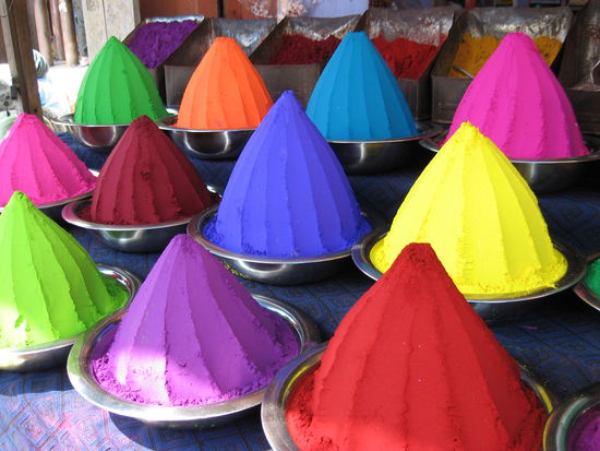 Farbpulver, zum Beispiel fuer Kolam (Zeichnungen vor dem Eingang des Hauses)