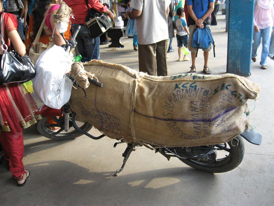 Motorrad bereit fuer den Abtransport per Zug