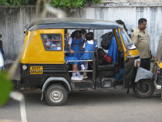 Schultransporter. Ob die Rikschafahrer die Schulkinder auch so abzocken wie uns Touris?