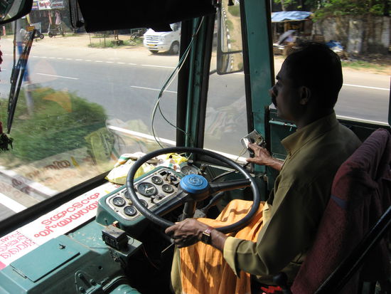 Unser Busfahrer von Cochin nach Allepey: Man beachte den Lichtschalter, der als Hupe verwendet wird