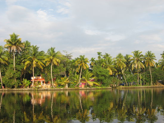 Backwaters von der Faehre aus fotographiert