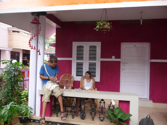Unser huebsches Guesthouse (Skyland) in Varkala. Theresa, eine Deutsche aus Zuerich, haben wir in Allepey aufgelesen 