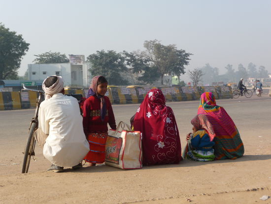 Familie beim Warten auf den naechsten Bus