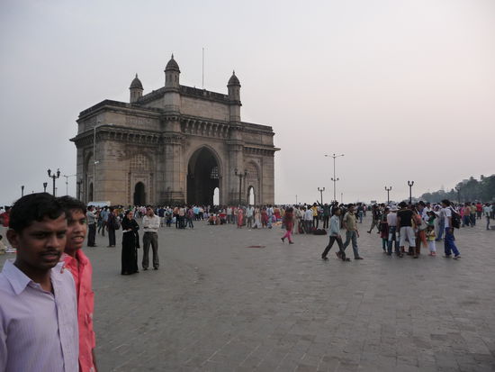 Der abendliche Treffpunkt der Mumbaianer. Lustig, dass man durch einen Metalldetektor laueft, es piepst wie verrueckt und keinen interessierts...