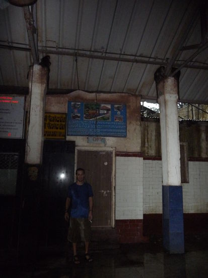 Ankunft im schaebigen Bahnhof von Matheran. Wir suchten dort Schutz vor dem Regen (ebenfalls die Affen).