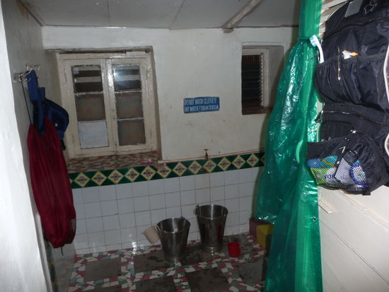 Das Badezimmer unseres Guesthouses; sieht uebler aus als es war.