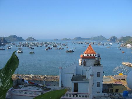 Aussicht von unserem Hotel in Cat Ba. Schade, dass wir nicht laenger bleiben konnten.