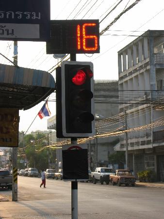 Wie in Chiang Mai gibt es in Chiang Rai Sekundenzaehler bei den Ampeln. Auf dem obigen Bild dauert es noch 16 Sekunden, bis auf Gelb umgeschaltet wird.