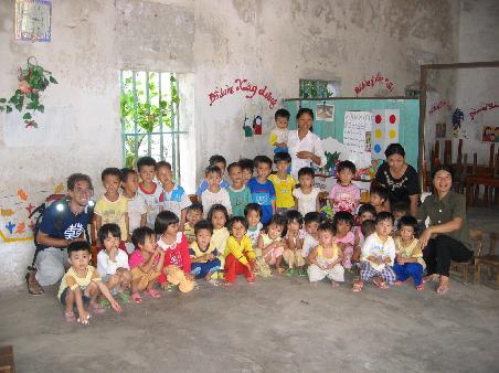 Kindergarten bei Ninh Binh. Das Kind links in der zweiten Reihe ist Oli.