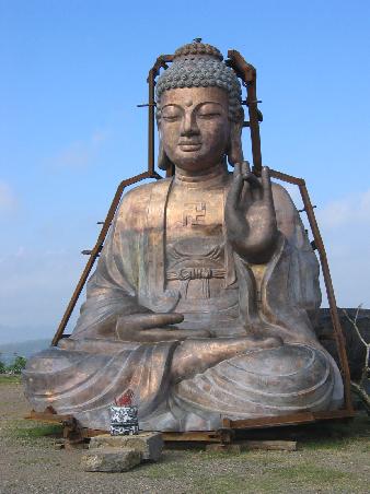 Woran erinnert das Zeichen auf Buddha's Brust?