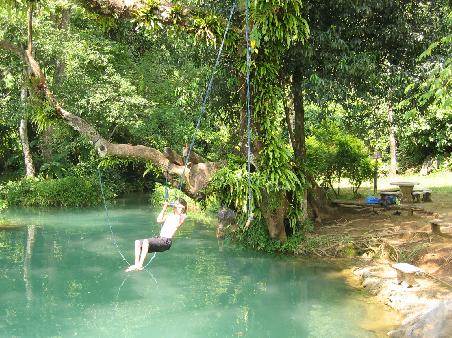 Tuerkisfarbenes Wasser laedt zum Reinspringen ein