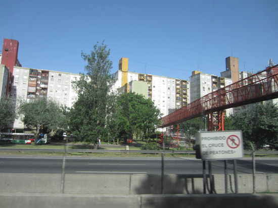 Hochhaeuser vor dem Stadtzentrum, welche aller jeglicher Schoenheit entbehren, sofern man das ueberhaupt ueber Haeuser solcher Art sagen kann.