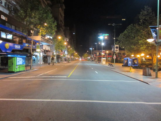 Eine weitere zentrale Hauptstrasse gegen Mitternacht