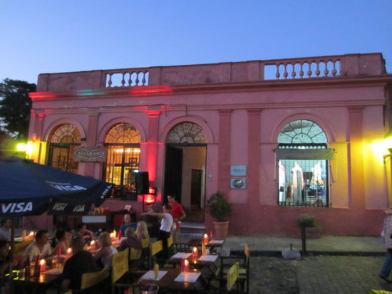 Ein gut besuchtes Restaurant in einem schoenen Kolonialstilgebauede