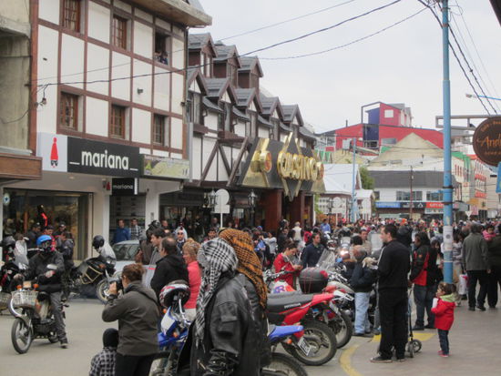 Bikertreff in Ushuaia. Bei den bergigen Strassen kommt da schon einiges zusammen.