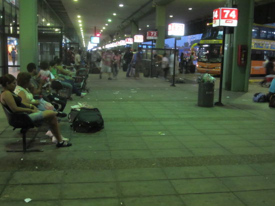 Der Busbahnhof in BsAs hat über 70 Abfahrtsgleise und ist voller Menschen, die einen teilweise gierig anstarren. Mit dem vollen Gepäck komme ich mir vor wie ein verwundbares Tier in diesem Gewühl...