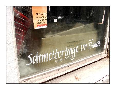 Im ganzen Ort findet man Gedichte und Zitate an Wänden, Scheiben und Läden.