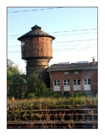 Vorbeifahrt an einem Wasserturm.