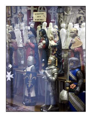 Souvenirladen in Veselay.
Hm. Wer sich solche Sachen wohl kauft?