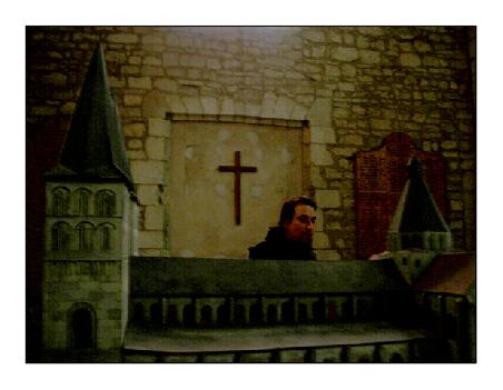 Enkidu in der Kirche von Clamsey. Er sieht aus wie ein Mönch, der hier lebt...