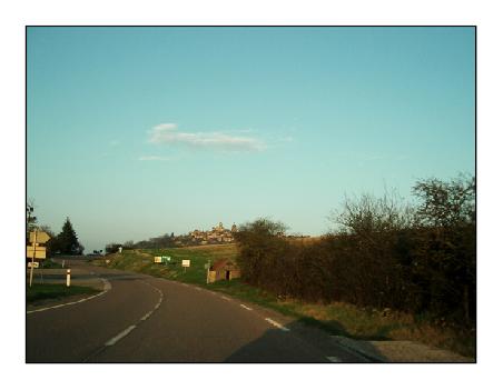 In Ferne sieht man Veselay. Und die Sonne scheint!