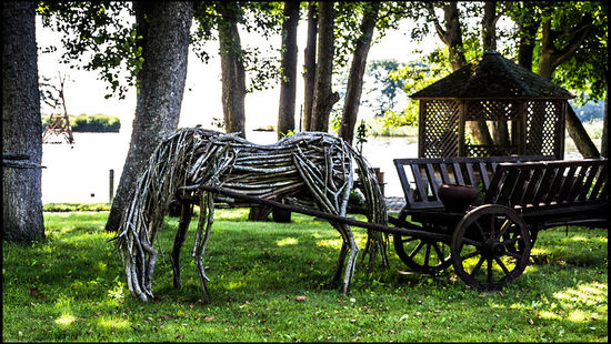 Dieses hölzerne Pferd steht auf einem Grundstück am See, oder besser gesagt am Haff.