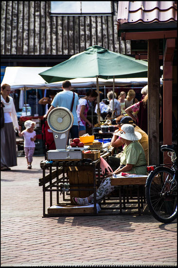 Der Markt wirkt etwas verlassen und außer dem Obst und Gemüse ist hier nichts richtig verlockend. Aber es gibt einen kleinen Aussichtsturm auf dem Platz, von dem aus man bis zur Hafenpromenade gucken kann.