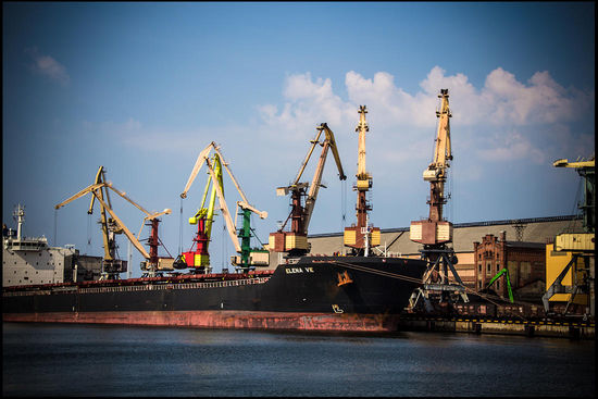 Im Hafen wird Kohle auf Güterzüge verladen
