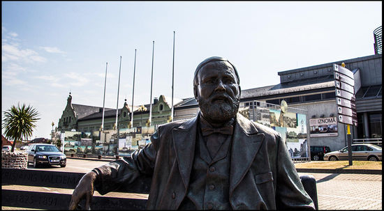 Hier ist einfach alles Kunst. Dichter lädt zu sich zum Verweilen auf die Bank ein.