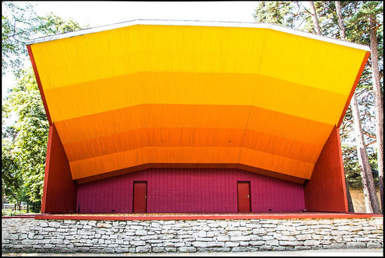 Es gibt jede Menge Parks im Ort. Das hier ist eine Bühne für Open-Air-Veranstaltungen.