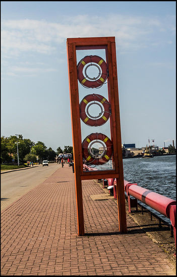 Selbst die Rettungsringe sind nicht das, was sie scheinen, sondern eine Beleuchtungsinstallation.