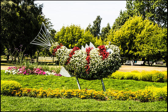 Selbst die Blumen werden arrangiert, meist zu witzigen Figuren und Tieren. Es gibt ausgeflippte Spielplätze für Kinder und Fitnessgeräte im ganzen Ort. Da fragt man sich, warum andere Orte dermaßen lieblos sind und sich hier alles Schöne so verstärkt ansammelt.