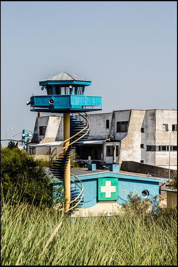 Hat man diese maroden Industriehafengebäude passiert, gelangt man zum Strand von Ventspils, die mit den tollsten Spielgeräten für Kinder ausgerüstet sind.