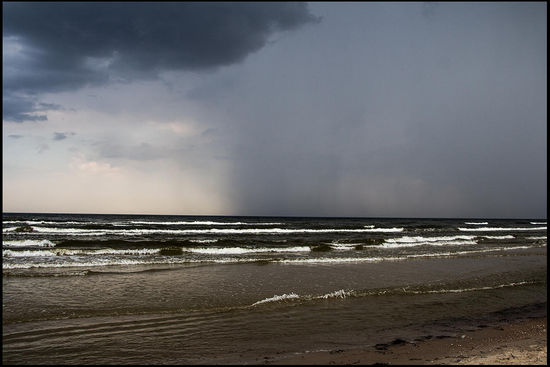 Am Kolkas Rags zieht es sich wieder zu und uns bleiben nur wenige Augenblicke, die Überkreuzungen der Wellenstörmungen am Kap zu besichtigen.
