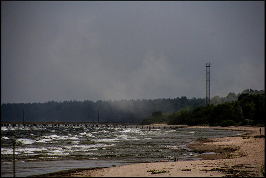 Einige Badende scheint das Unwetter aber nicht zu stören, nach dem Motto: im Meer ist man sowieso nass.