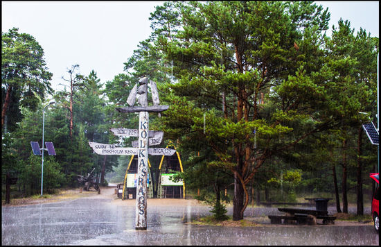 Auf der Suche nach einem Becher Kaffee kommen wir zu einem Touriplatz und schaffen es gerade noch, dort einzukehren, bevor es wie aus Eimern schüttet. Für das Parken muss man mal wieder einen Lats bezahlen, das scheint hier üblich zu sein.