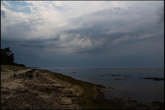 Abends am Strand.
Das Wasser ist hier mit viel Grünzeugs versetzt und sieht recht matschig aus. Trotzdem gehen hier einige tapfer baden. Es ist auch ziemlich lange ins Meer hinein flach.