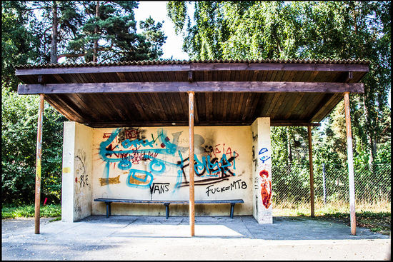 Bushaltestelle in Lettland an der Ostseeküste