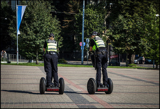 Die örtliche Polizei auf Segways unterwegs in der Nähe des Kongresszentrums.