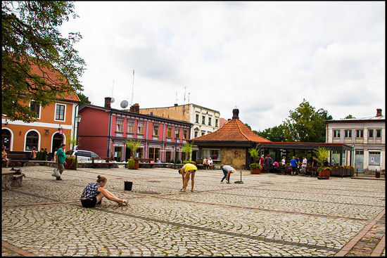Ferienjob? Ein-Euro-Job? Gefangenen-Arbeit? Freiwilliger Dienst? Auf jeden Fall sahen die Frauen nicht besonders erfreut oder glücklich aus beim Fugen-Unkrautzupfen....