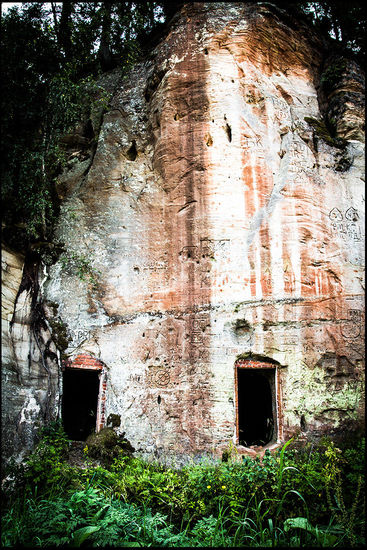 Die Arbeiter der Papierfabrik bewohnten in vergangenen Zeiten nur sehr kleine Wohnungen mit ihren Familien und nutzen die Felsen, um sich Kellerhöhlen hineinzuschlagen, die sie zur Lagerung von Lebensmitteln nutzten.