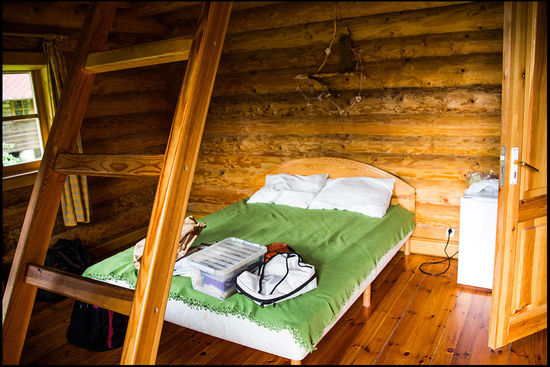 Das ist Sulamith's Lieblingsunterkunft während des Urlaubs, weil das Holz so aromatisch duftet. Sie schläft oben und Heike unten im fetten Doppelbett. Luxus!