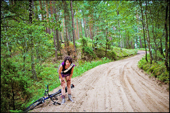 Auf dem Sandweg ist ein Fahren für uns unmöglich.