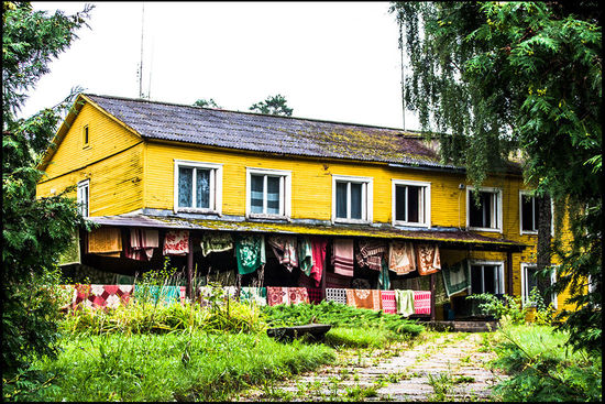 Keine Ahnung, warum hier die ganzen Decken draußen hängen und warum es so viele sind? Vielleicht ein Ferienhaus...