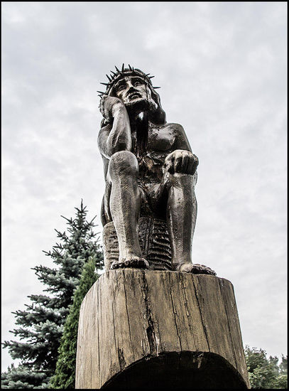 Jesus scheint unschlüssig und er hat ein Loch im Hals.