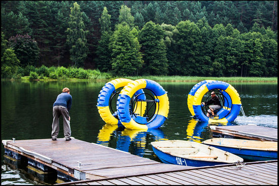 Für die Touristen gibt es dieses Fortbewegunsgmittel zur Ausleihe. Hier werden sie gerade an Land gebracht, was spaßig zum Zuschauen ist, da sie ständig wieder abtreiben.