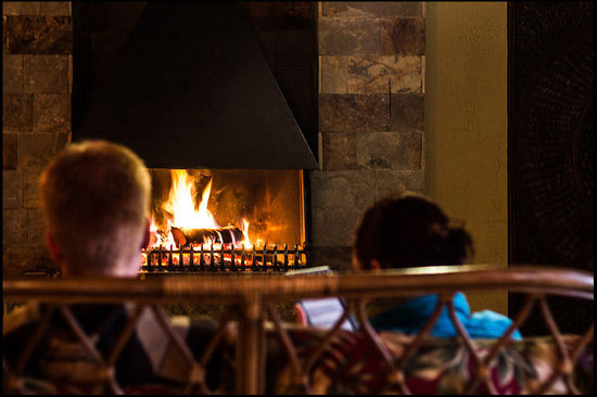 Auf einmal geht ein durchdringender Ton an und wir erschrecken uns. Das passiert wohl immer wieder mal, wegen des Kamins, wenn das Feuer nicht mehr richtig brennt und der Rauchmelder angeht.