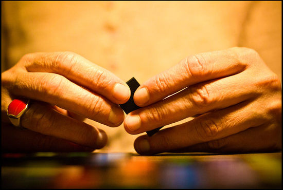 Sulamith bringt Heike ein neues Spiel bei.